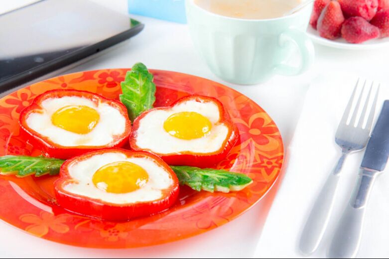 Fried eggs in pepper - a hearty dish on the egg diet menu